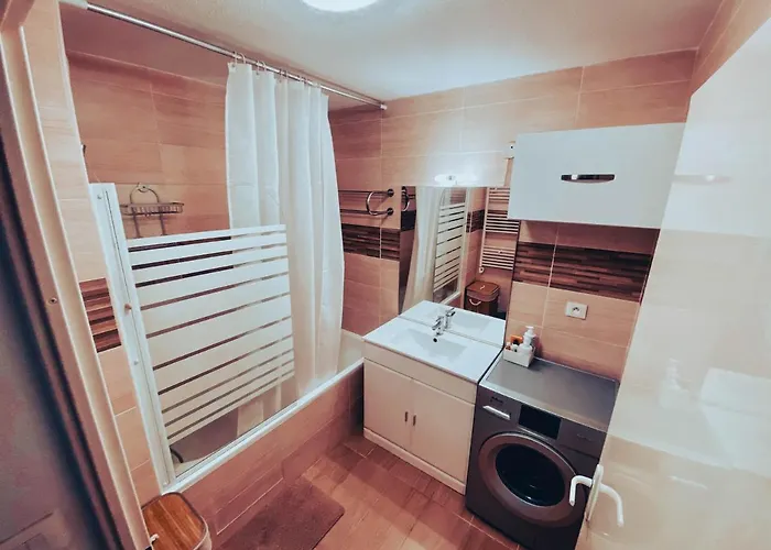 L'evidence, Calme Au Rdc Avec Parking *